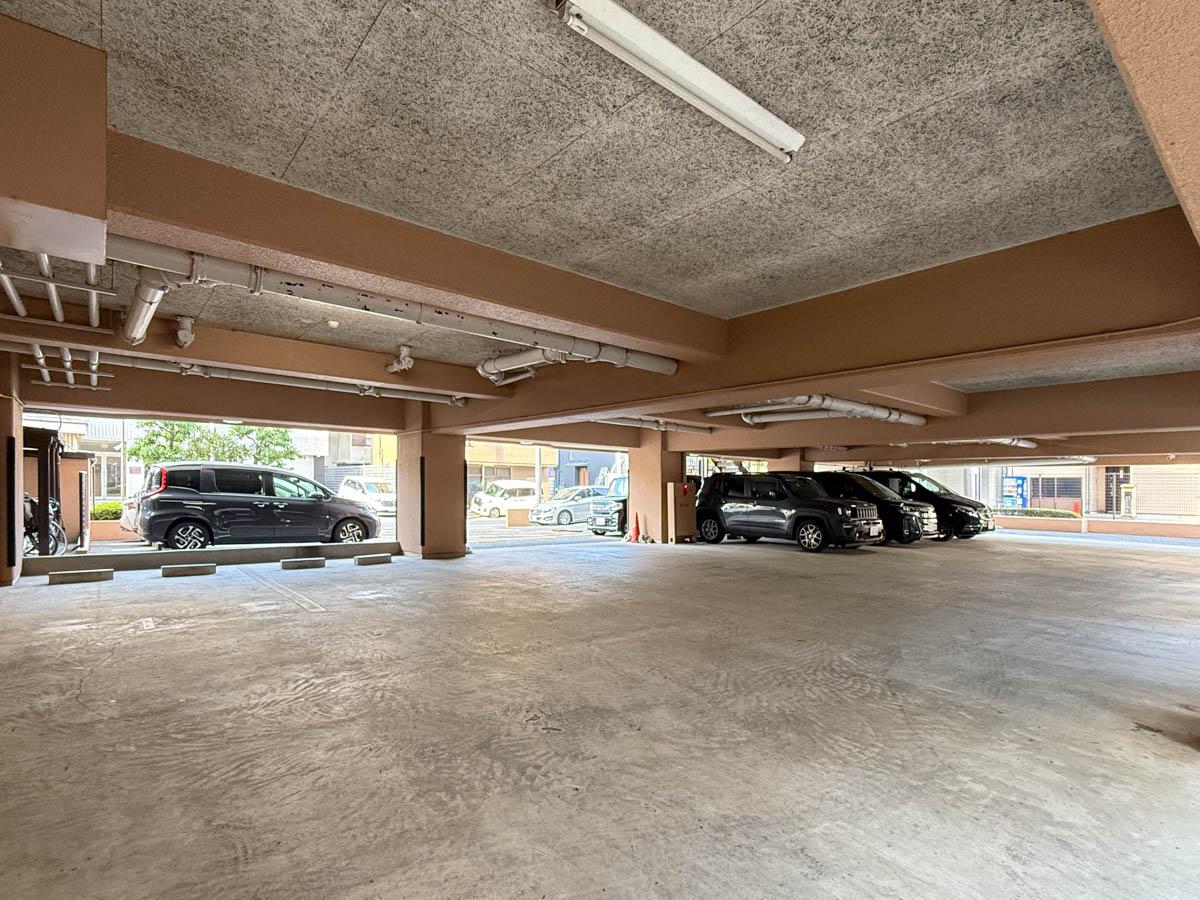 戸田市川岸の売買物件/駐車場が広いのが嬉しい。屋根付き部分が17,000円、屋外が14,000円です