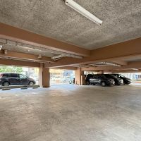 戸田市川岸の売買物件/駐車場が広いのが嬉しい。屋根付き部分が17,000円、屋外が14,000円です