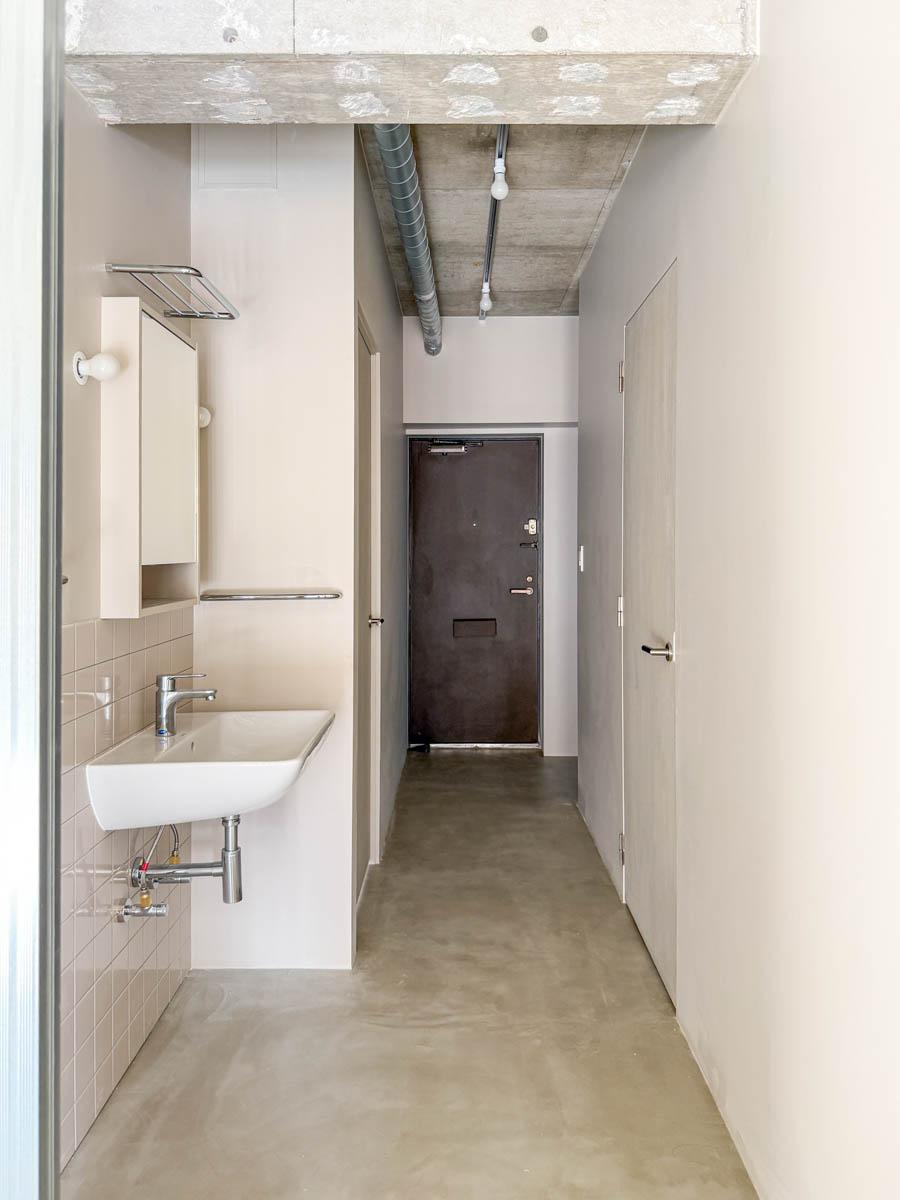 戸田市川岸の売買物件/リビングと玄関の間の廊下スペースに可愛らしい洗面スペース