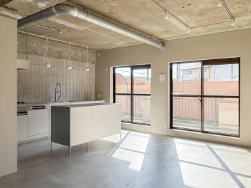 戸田市川岸の売買物件/ソリッドな空間に、緑で温もりを