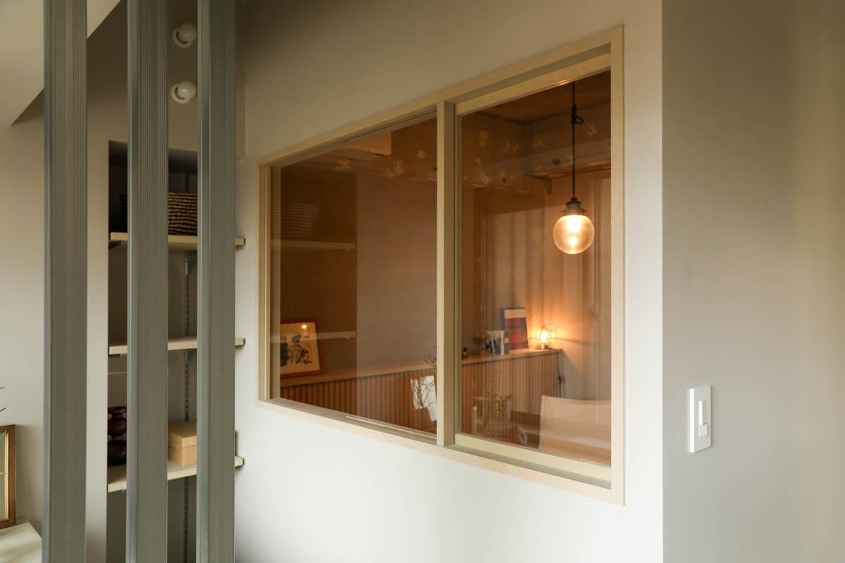 戸田市川岸の売買物件/シューズクローゼットに面した内窓も素敵