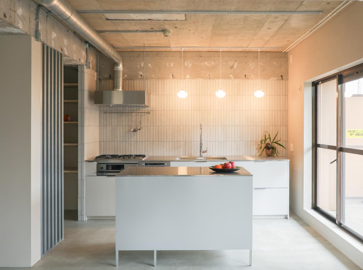 戸田市川岸の売買物件/アルミフレームのカウンターがチャームポイントのキッチン。吊り下げの照明もかわいい