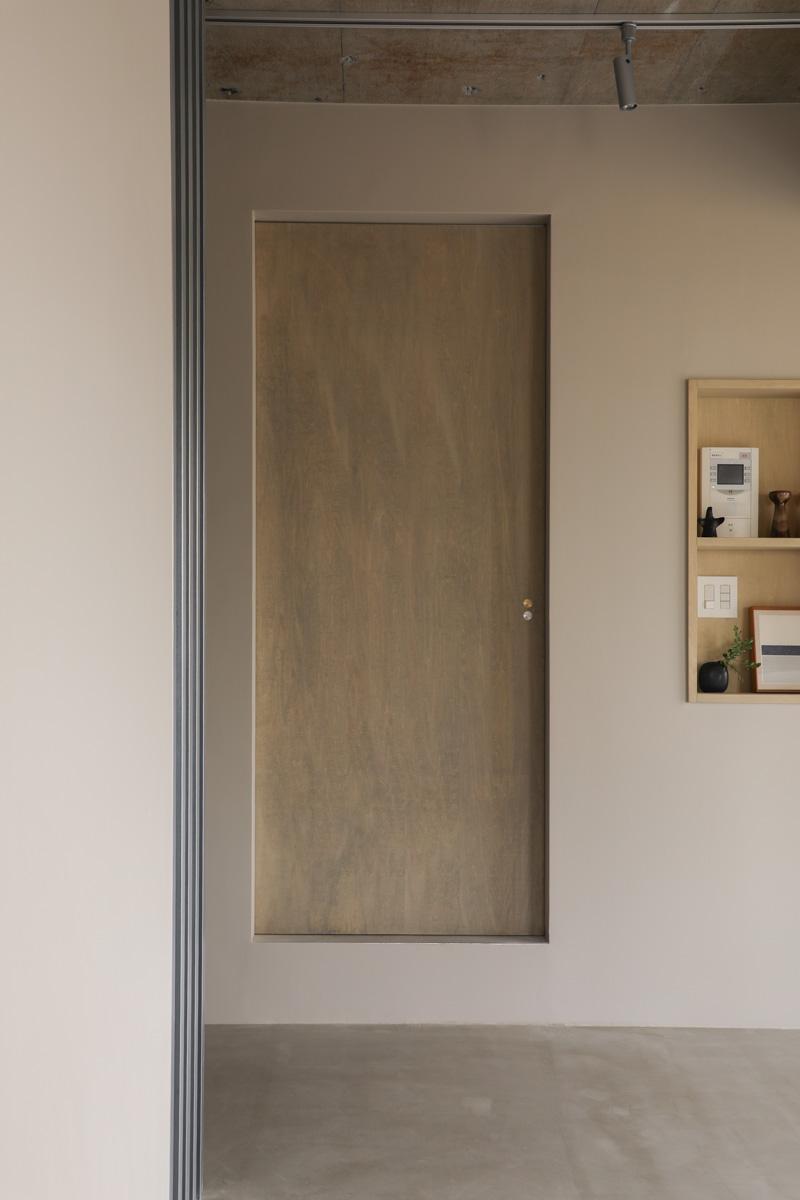 戸田市川岸の売買物件/扉のデザインがかわいい。塗装のニュアンス、入口扉の手かけも細かく設計されていています