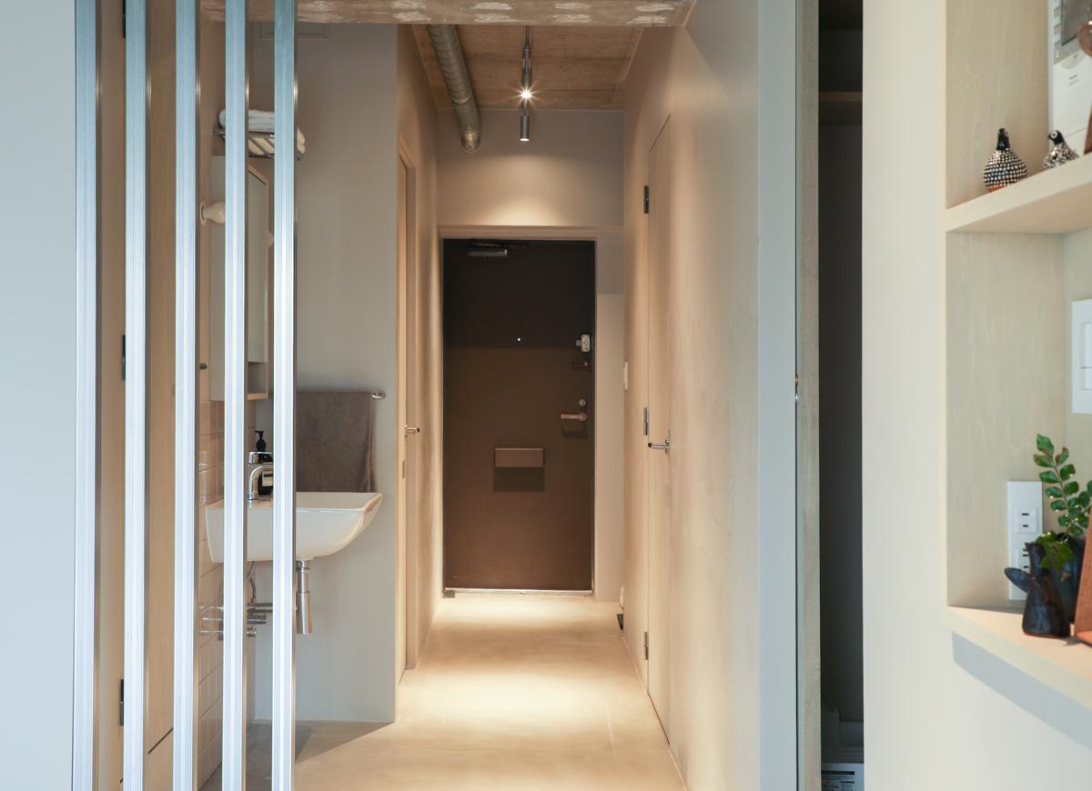 戸田市川岸の売買物件/リビングと玄関の間の廊下スペースに可愛らしい洗面スペース