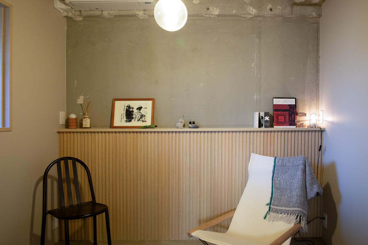 戸田市川岸の売買物件/木リブの腰壁には小物を並べたりも楽しめる