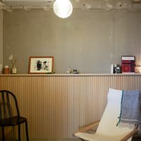 戸田市川岸の売買物件/木リブの腰壁には小物を並べたりも楽しめる