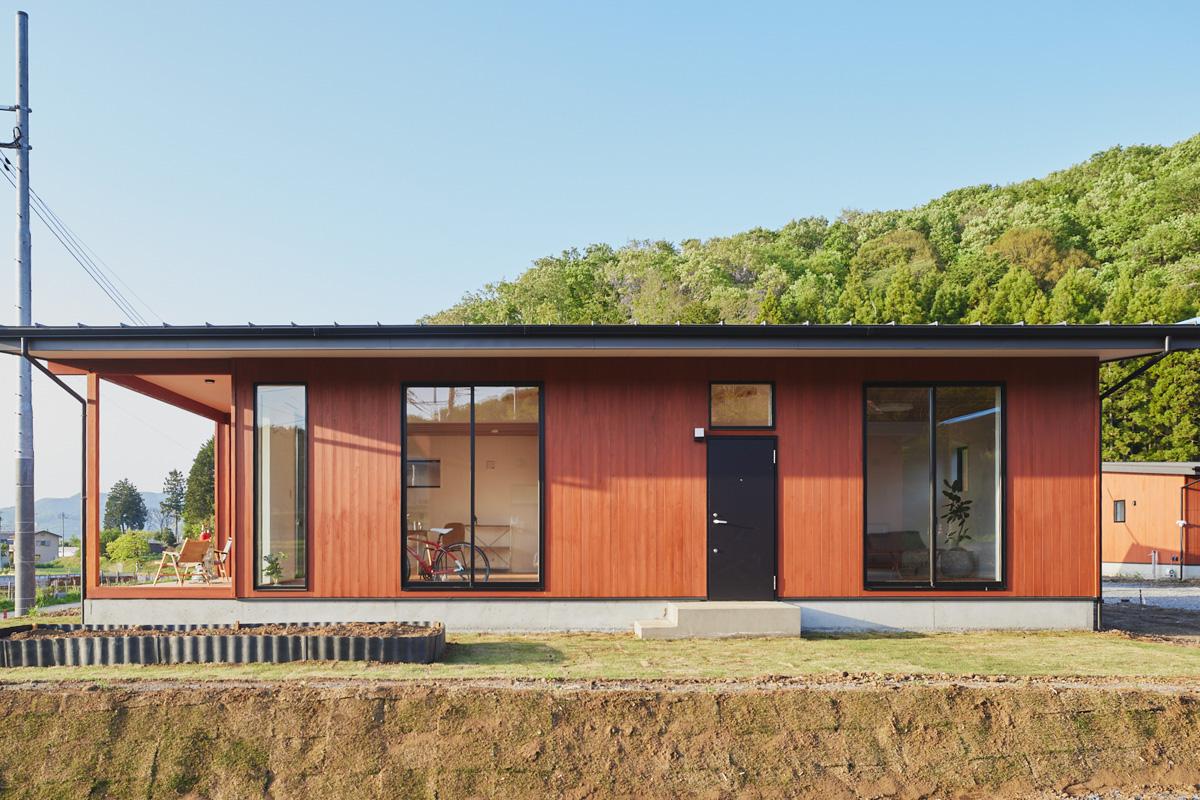 茨城県桜川市犬田の賃貸物件/山を背景にして、コンパクトな平屋が一体に立ち並ぶ。郊外暮らしを手軽にスタートするのにおすすめしたい場所です