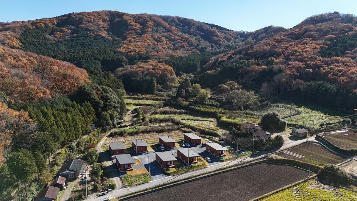 茨城県桜川市犬田の賃貸物件/山と水田に挟まれたのどかな環境。8棟の平屋が並んでいます
