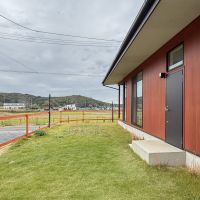 茨城県桜川市犬田の賃貸物件/玄関前に芝生の庭が広がります。ドッグランスペースにしたり、家庭菜園にしたり、さまざまな楽しみ方が