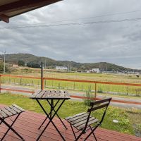 茨城県桜川市犬田の賃貸物件/窓先にはウッドデッキが組まれ、テーブルや椅子を出してくつろげます