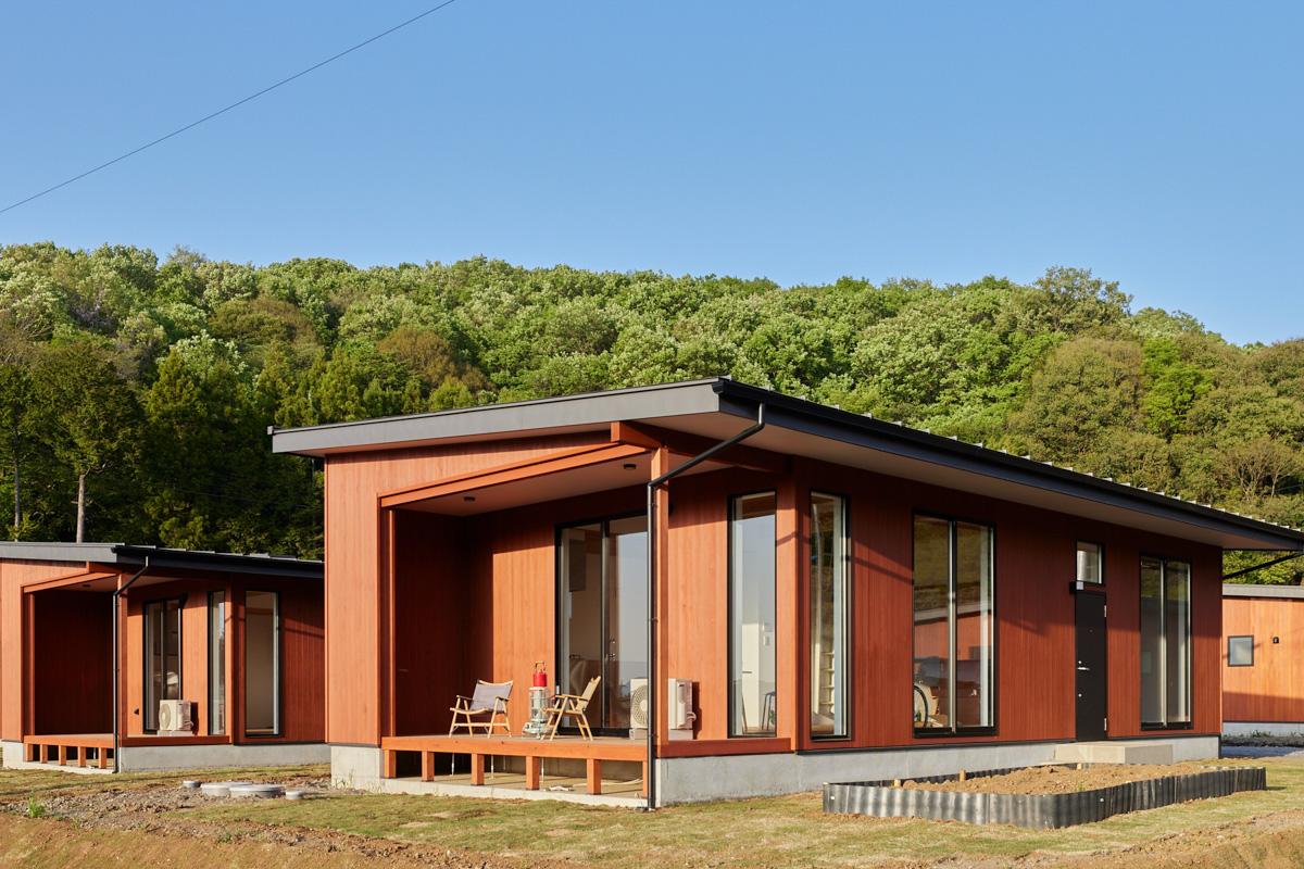 茨城県桜川市犬田の賃貸物件/木板張りの外壁。片流しの小さな平屋づくり。軒の下にウッドデッキがつくられています