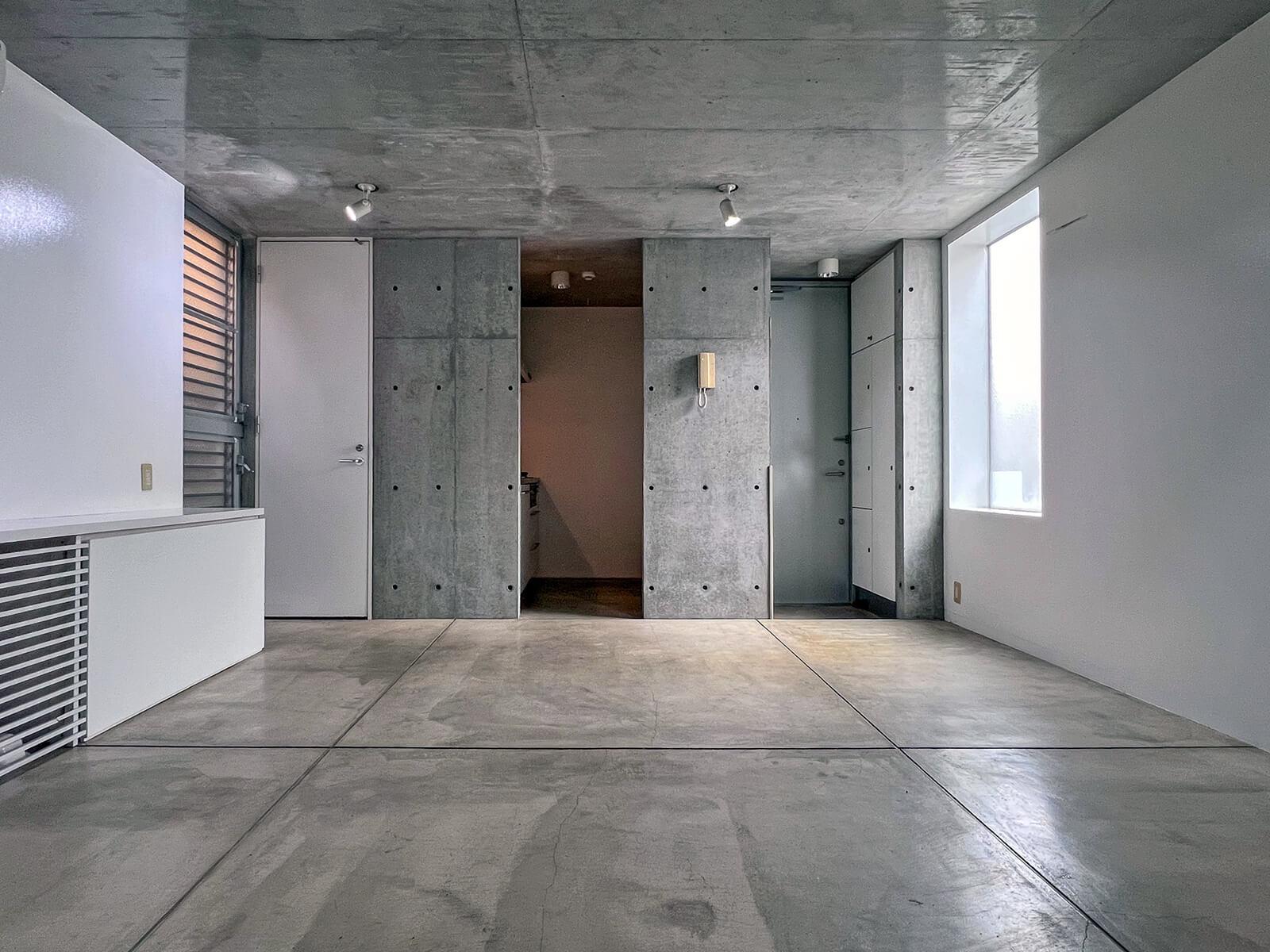 世田谷区代田の賃貸物件/コンクリートと白い壁が印象的な空間