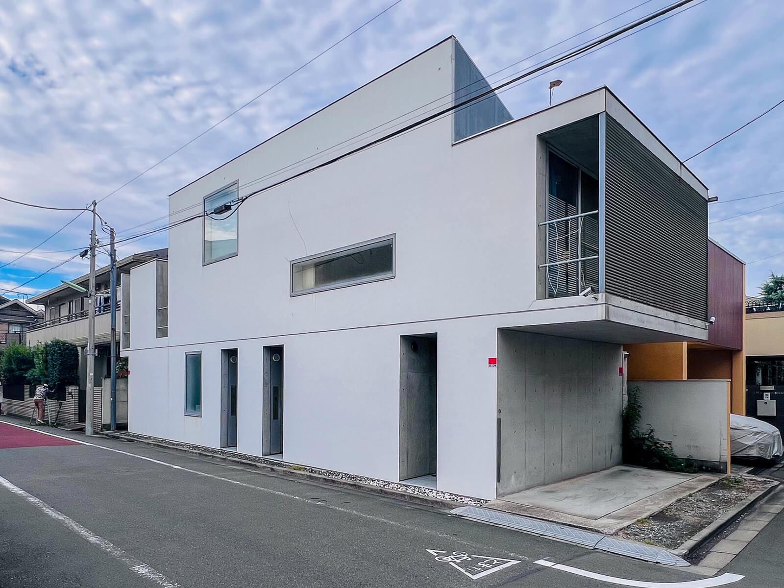 世田谷区代田の賃貸物件/ランダムに位置どられた窓や開口部が特徴の外観