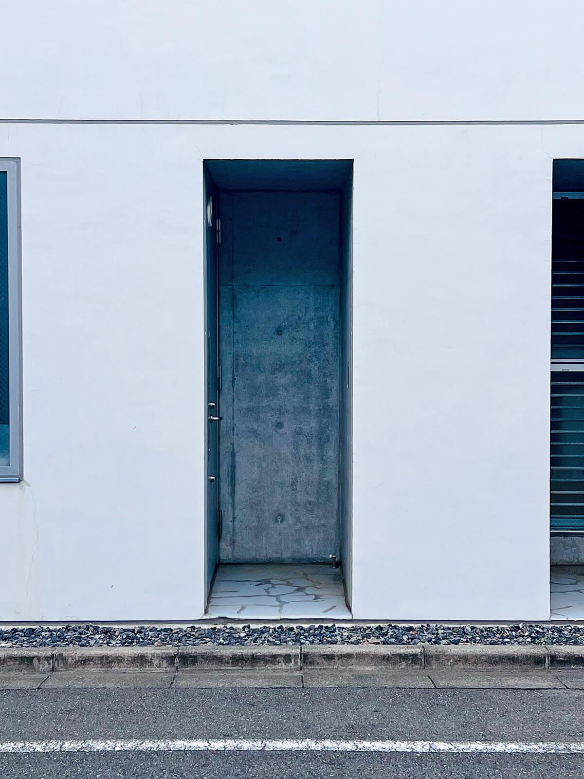 世田谷区代田の賃貸物件/無駄なものが削ぎ落とされ、なんだか神秘的な感じもする玄関