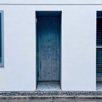 世田谷区代田の賃貸物件/無駄なものが削ぎ落とされ、なんだか神秘的な感じもする玄関