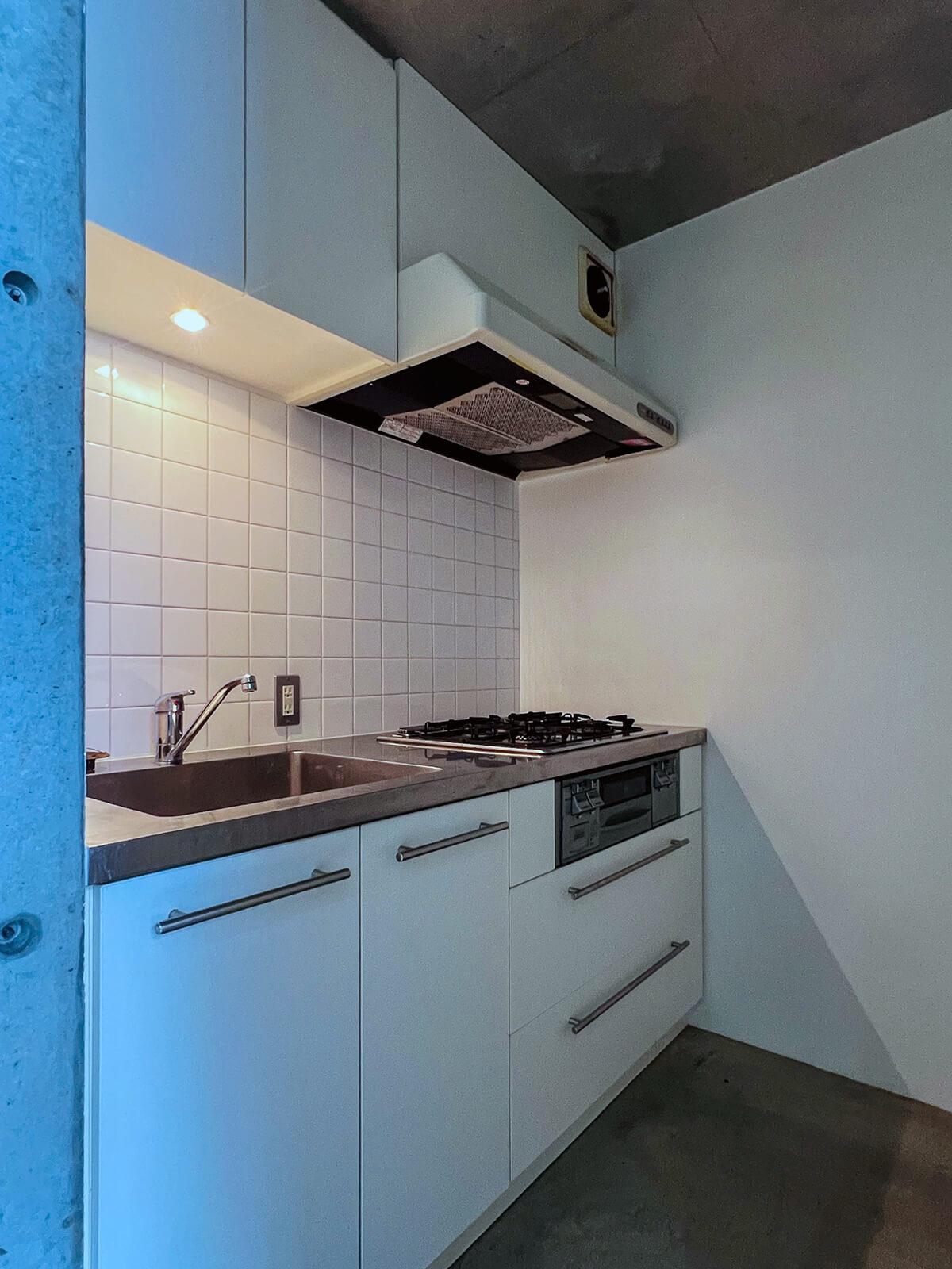 世田谷区代田の賃貸物件/キッチンはコンパクトですが、使いやすそう。ガスコンロは3口あるので、しっかり料理したい方も作業しやすそうです