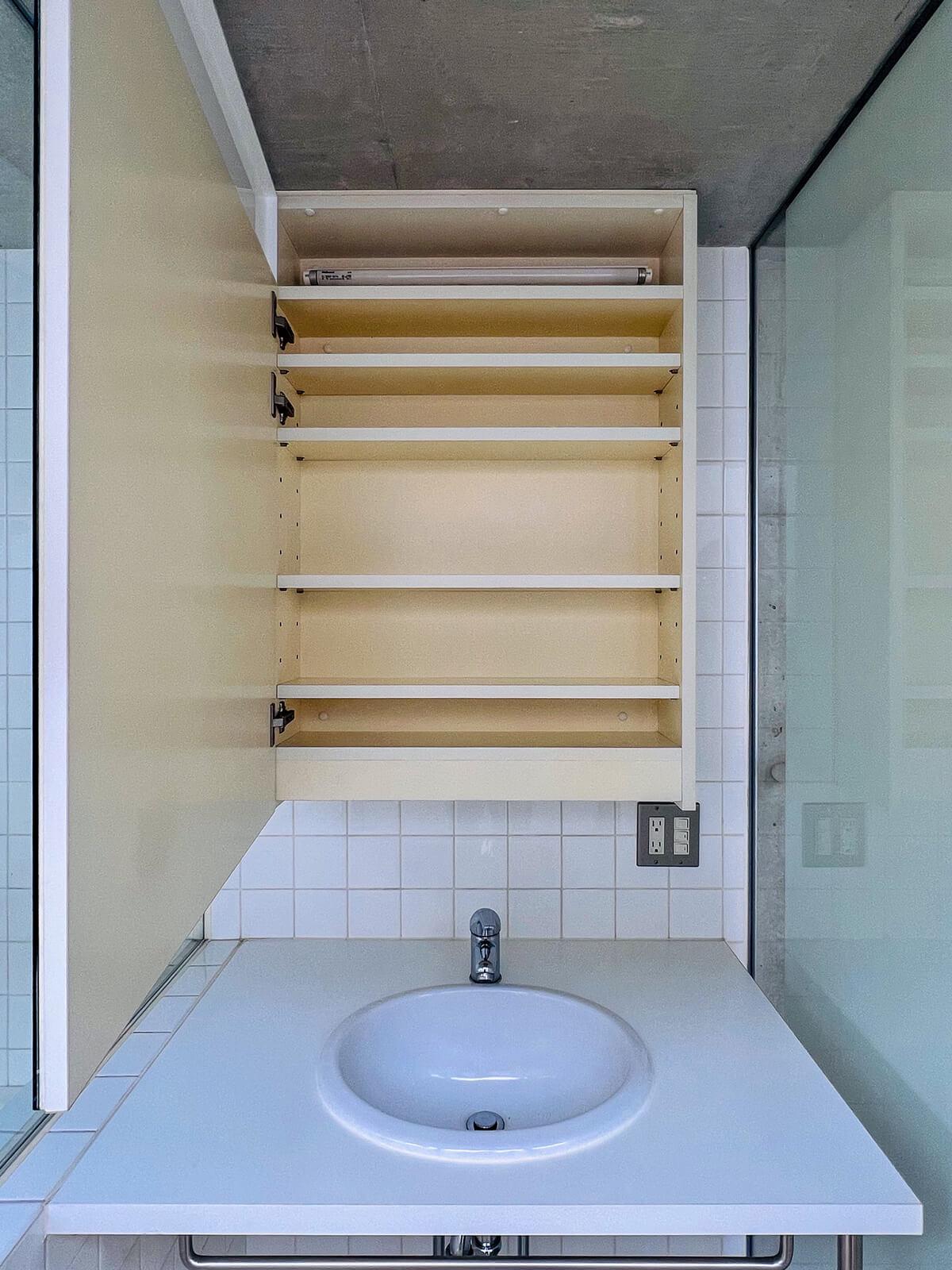 世田谷区代田の賃貸物件/洗面台の鏡の中には収納と照明が隠されています