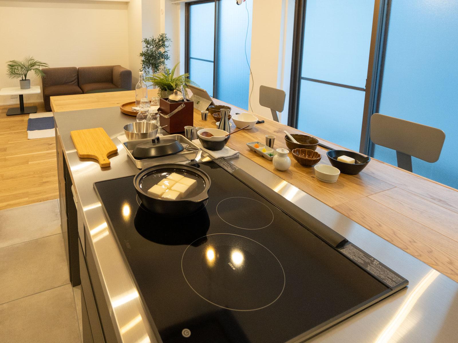 文京区小石川の売買物件/備え付けのカウンターテーブルはコンロ一体型