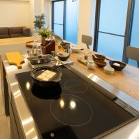 文京区小石川の売買物件/備え付けのカウンターテーブルはコンロ一体型