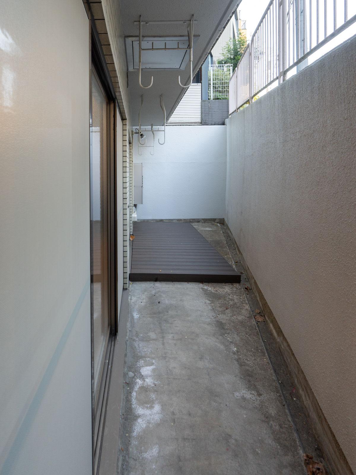 文京区小石川の売買物件/リビング脇のベランダ。半地下なので外からの視線は気になりません