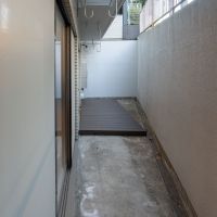 文京区小石川の売買物件/リビング脇のベランダ。半地下なので外からの視線は気になりません