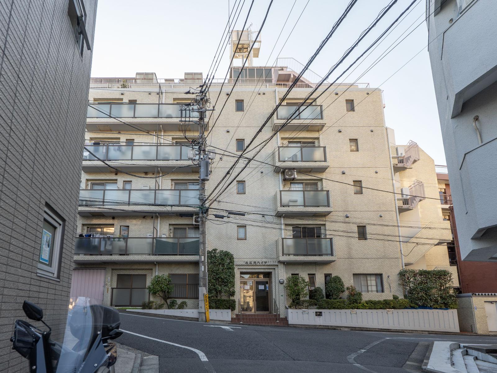 文京区小石川の売買物件/マンション外観。坂の中腹にあります