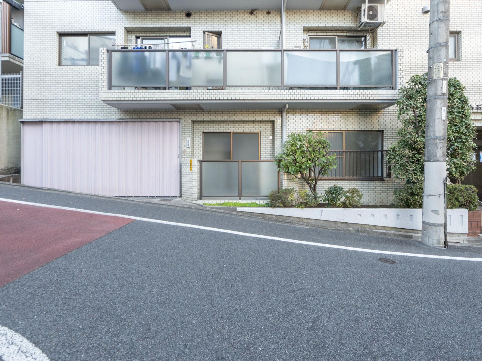 文京区小石川の売買物件/エントランス向かって左側。シャッターの閉まっている部分がガレージ