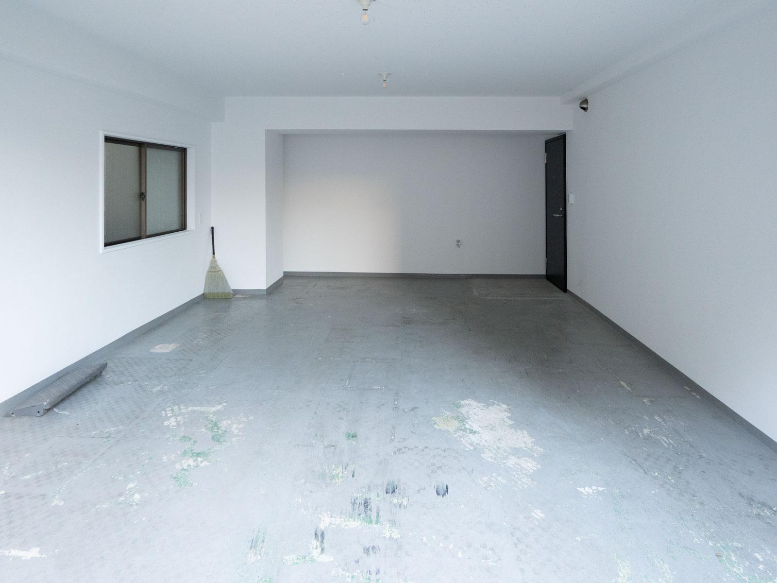 文京区小石川の売買物件/シャッター側からガレージ。右奥の扉からも室内へアクセス可能