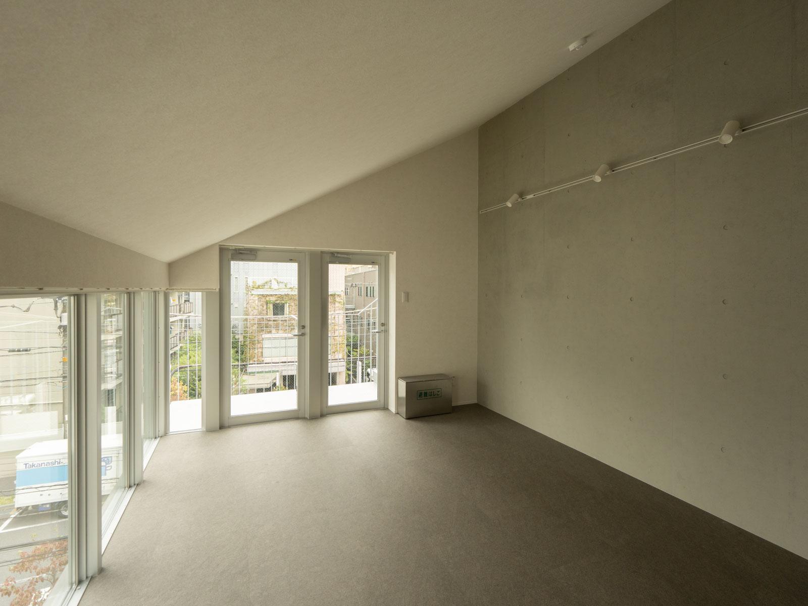 品川区南品川の賃貸物件/4A 開放的なLDK。この区画だけ勾配天井です（天高約1.72〜3.3m）