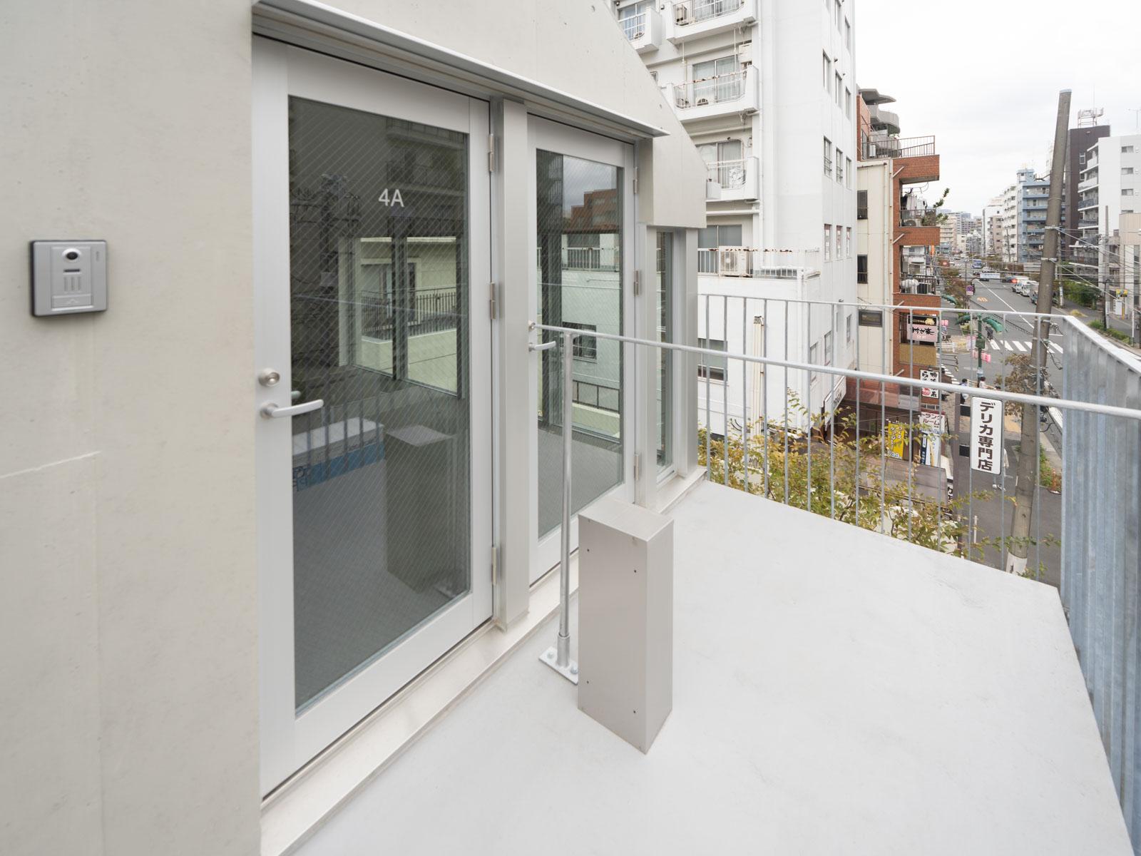 品川区南品川の賃貸物件/どの部屋も玄関扉と、もうひとつ扉が。共用廊下ですが、奥の柵に囲われた部分をバルコニーのように使っても良いそうです