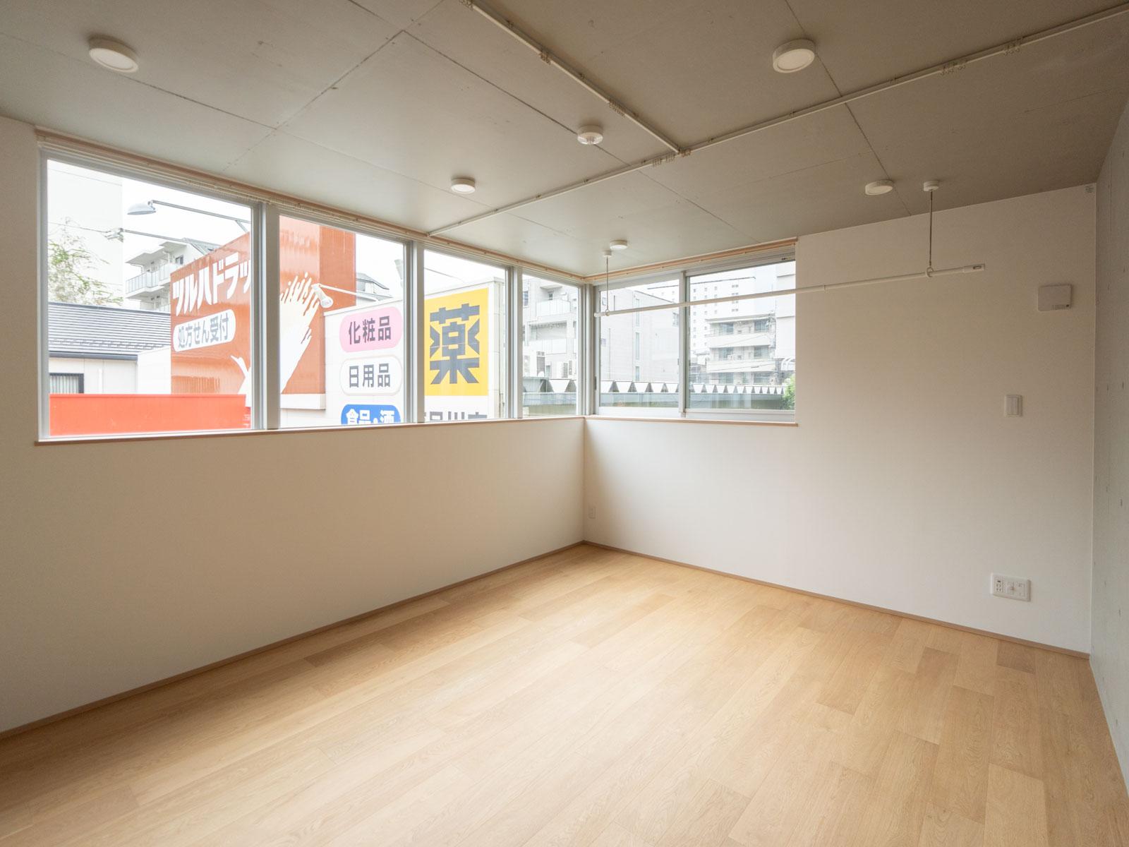 品川区南品川の賃貸物件/2B 隣のドラッグストアが見えます