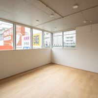 品川区南品川の賃貸物件/2B 隣のドラッグストアが見えます