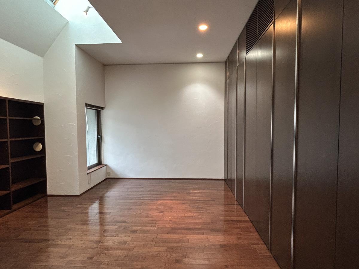 渋谷区恵比寿の賃貸物件/洋室別角度から。収納も充実しています。