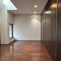 渋谷区恵比寿の賃貸物件/洋室別角度から。収納も充実しています。