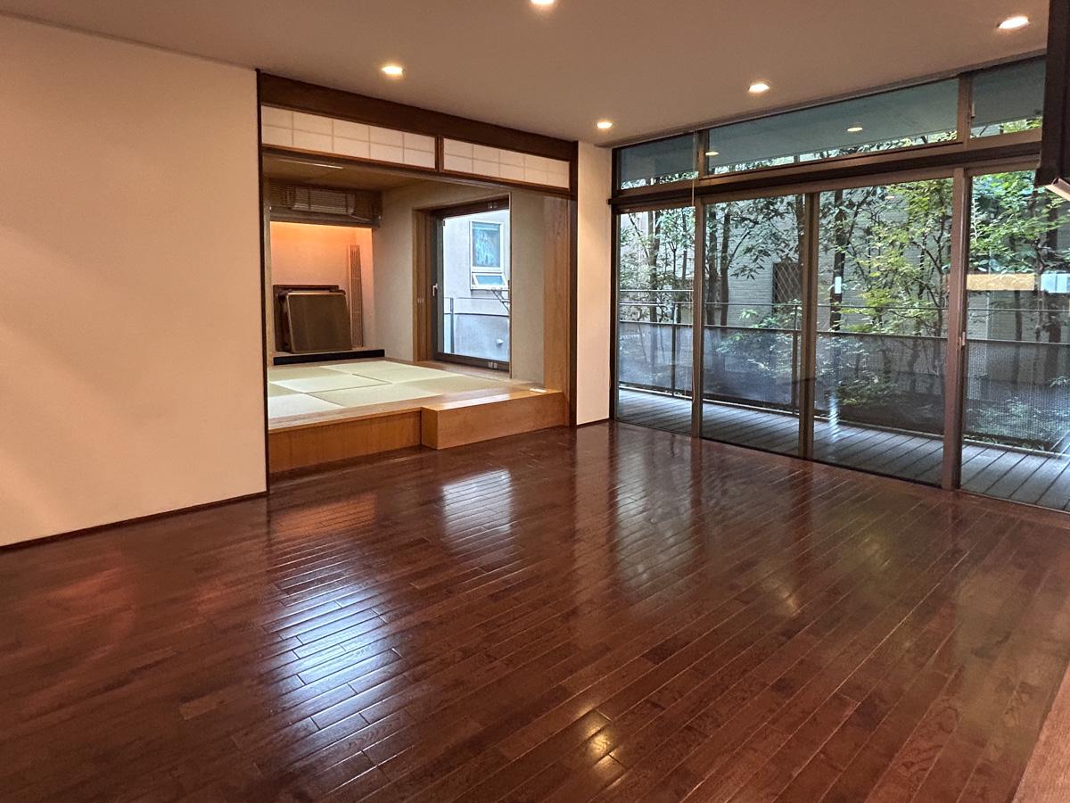 渋谷区恵比寿の賃貸物件/リビング別角度から。和室がつながっています。