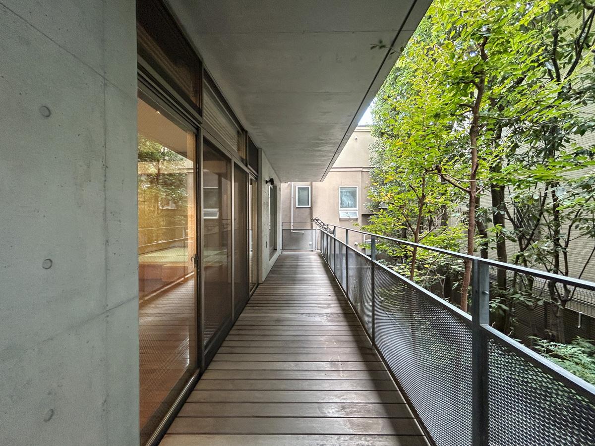 渋谷区恵比寿の賃貸物件/奥まで長く続くバルコニー。奥まった立地だからこその、独特な落ち着きが感じられます。