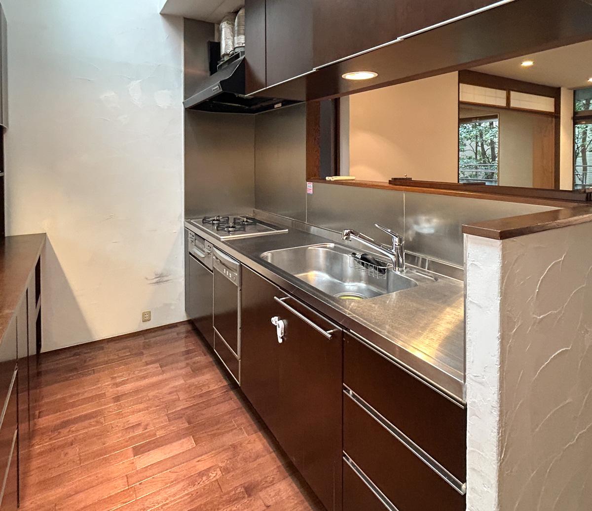 渋谷区恵比寿の賃貸物件/キッチン。調理スペースも広く、裏側の収納も充実しています。