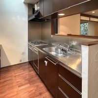 渋谷区恵比寿の賃貸物件/キッチン。調理スペースも広く、裏側の収納も充実しています。