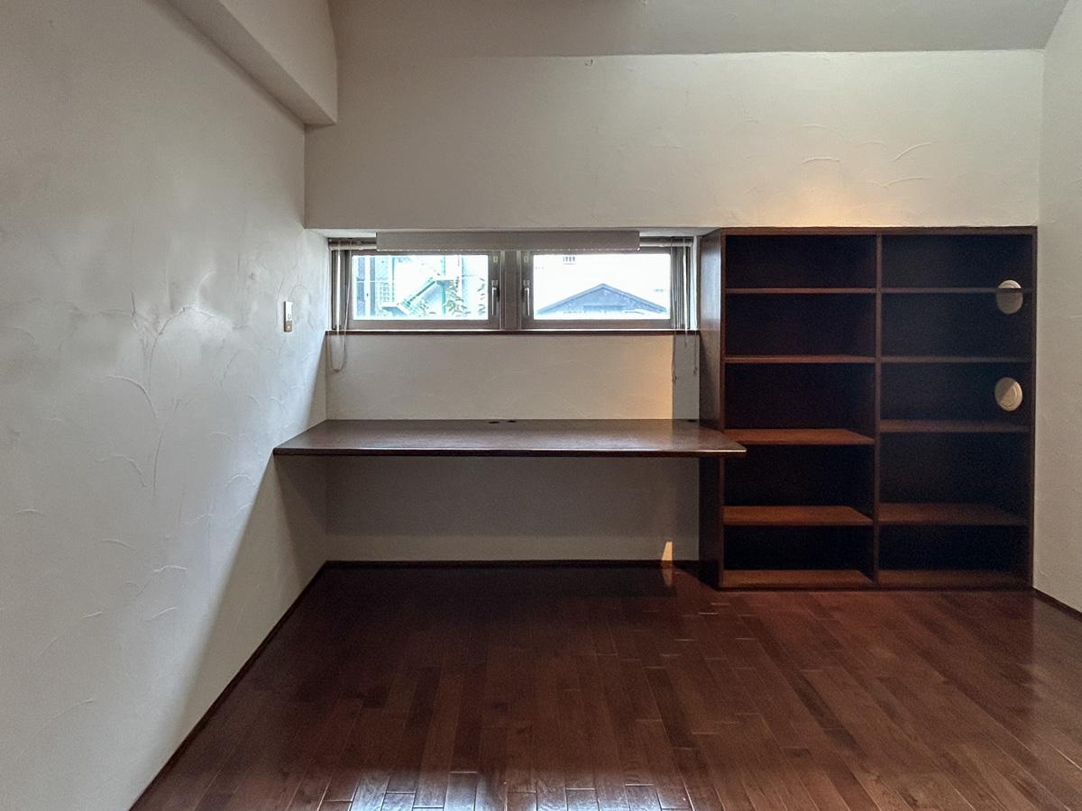 渋谷区恵比寿の賃貸物件/備つきの机と戸棚。閉塞感はなく集中して作業ができそうです。