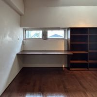 渋谷区恵比寿の賃貸物件/備つきの机と戸棚。閉塞感はなく集中して作業ができそうです。