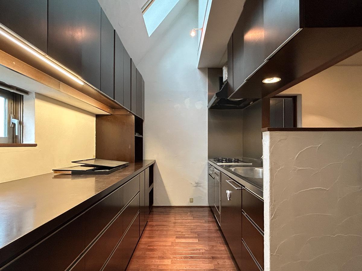 渋谷区恵比寿の賃貸物件/キッチン。天窓から気持ちよく光が入ってきます。