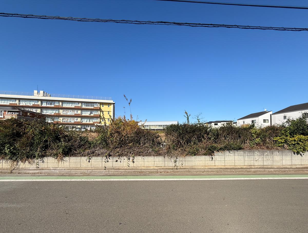 埼玉県新座市新堀1-14の売買物件/北側の土地は、少し荒れていますが農地です