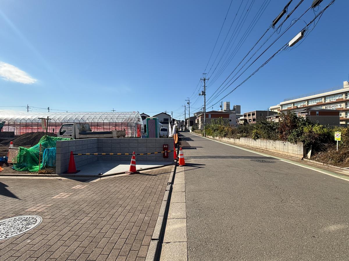 埼玉県新座市新堀1-14の売買物件/右側が公道。左側が私道