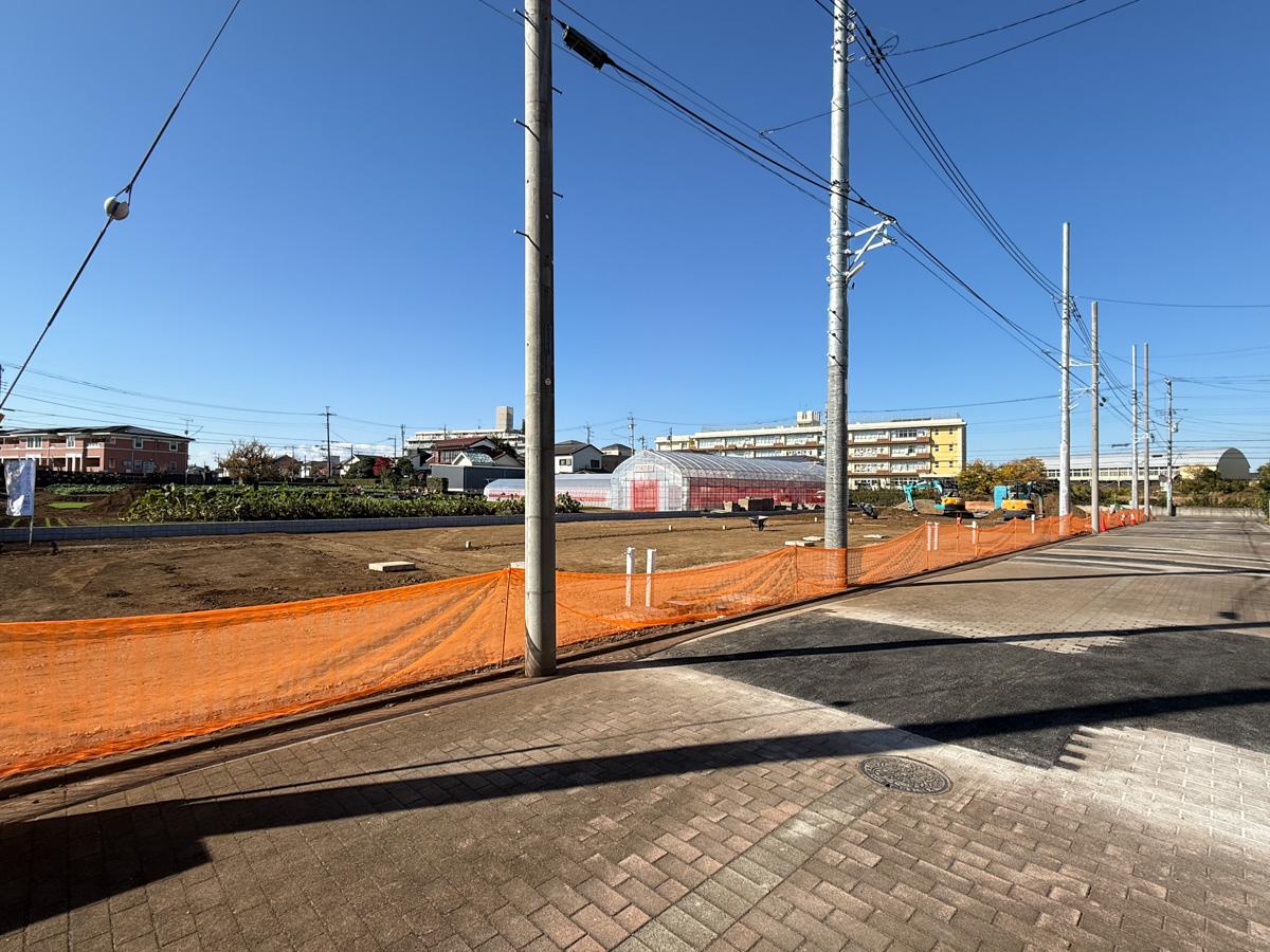 埼玉県新座市新堀1-14の売買物件/南東側から見て。東側には電信柱が並ぶ形にはなります