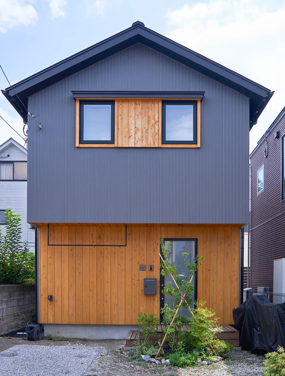 埼玉県新座市新堀1-14の売買物件/参考写真。外観はガルバリウム鋼板をメインにしつつ、一部を杉板張りにしたデザインとなります