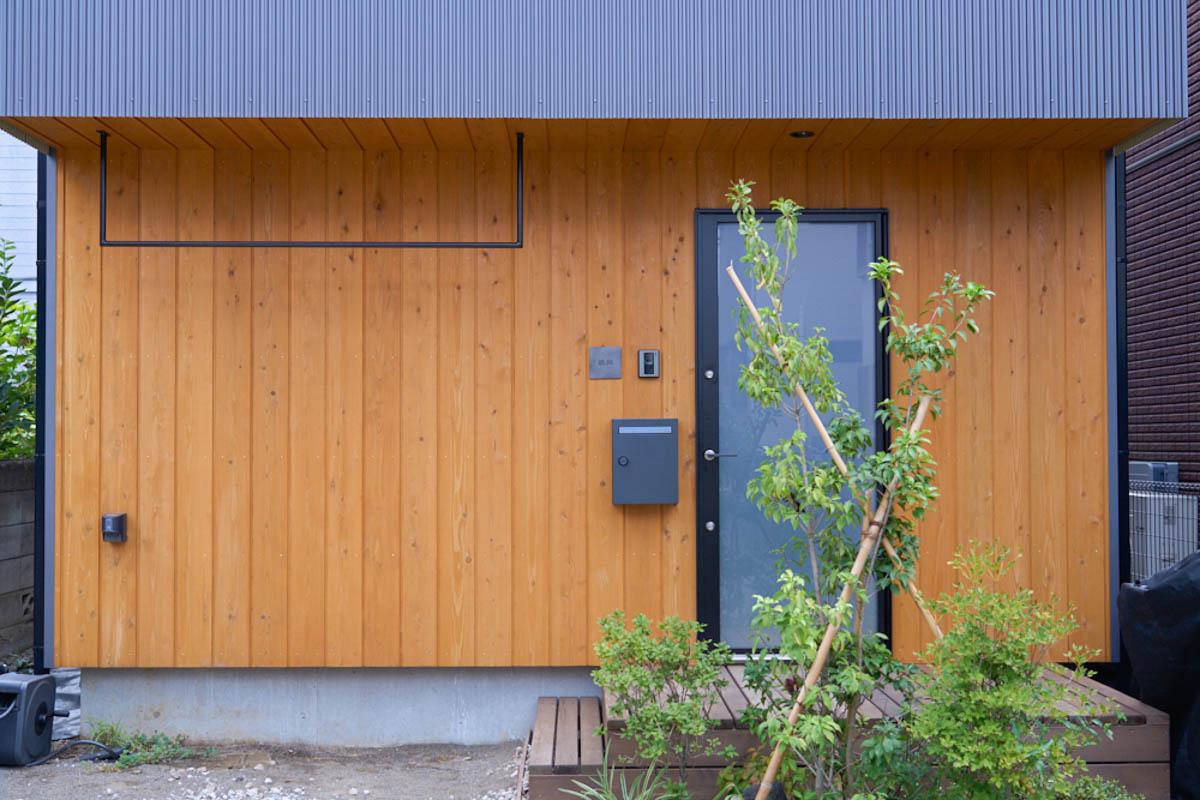 埼玉県新座市新堀1-14の売買物件/参考写真。玄関前にはデッキが組まれ、ガラスの玄関ドアが標準仕様です