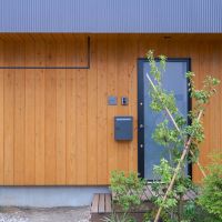 埼玉県新座市新堀1-14の売買物件/参考写真。玄関前にはデッキが組まれ、ガラスの玄関ドアが標準仕様です