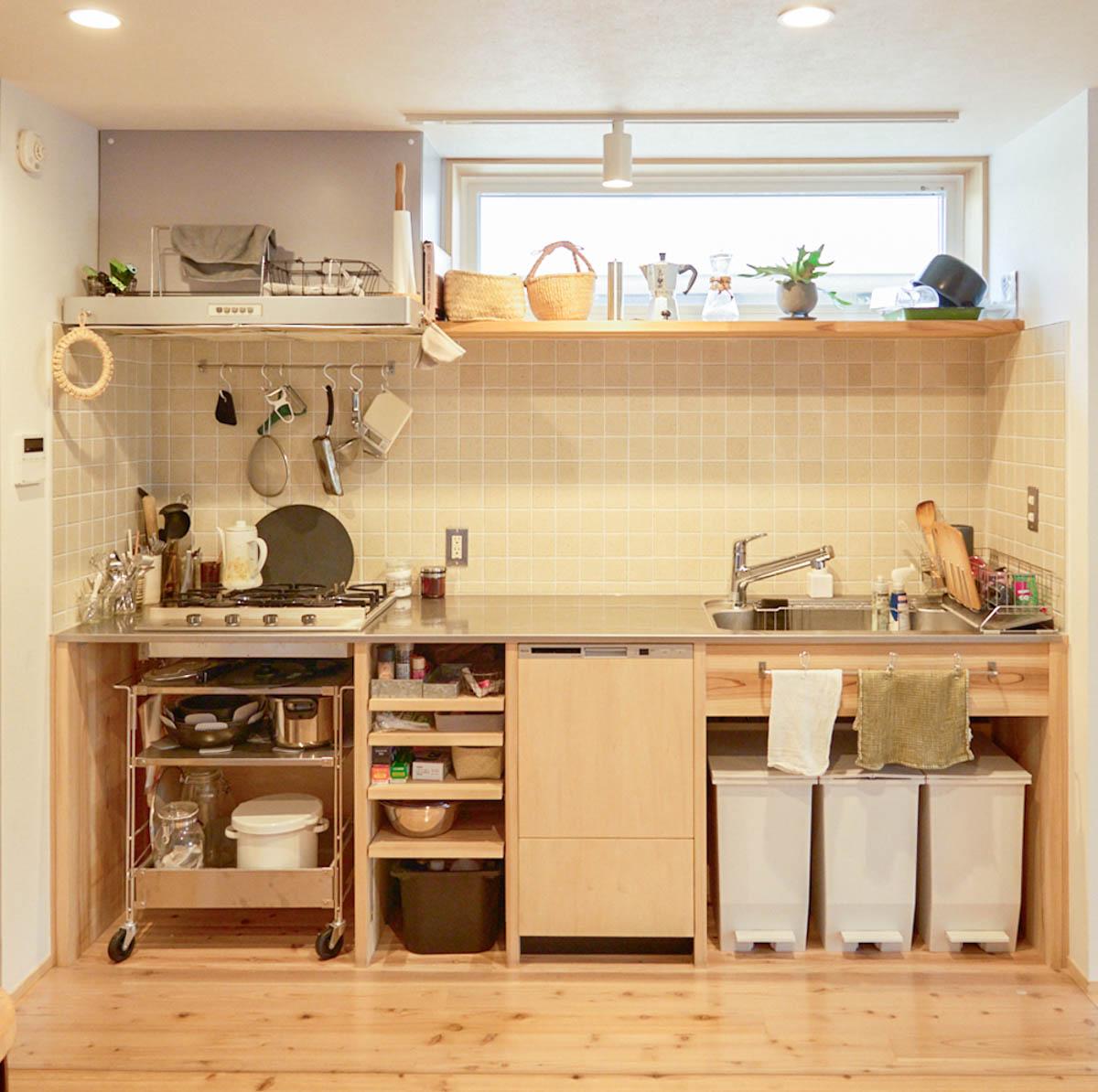 埼玉県新座市新堀1-14の売買物件/キッチンは造作のものが標準仕様。ステンレスの天板で、下を木で造作していきます。コンロはIH。食洗機や壁タイルはオプションになります（参考写真）