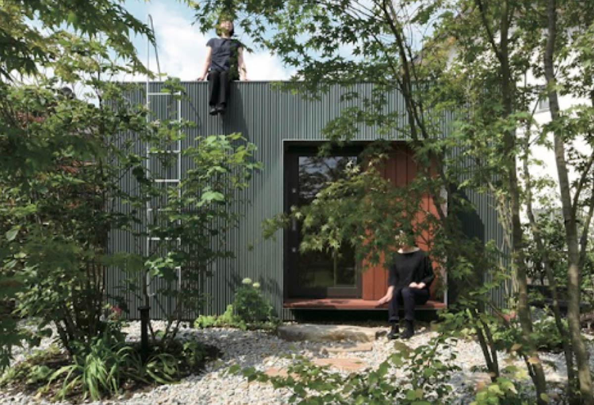 埼玉県新座市新堀1-14の売買物件/舎庫の参考写真。ガルバリウムで覆われた箱型の離れとなります