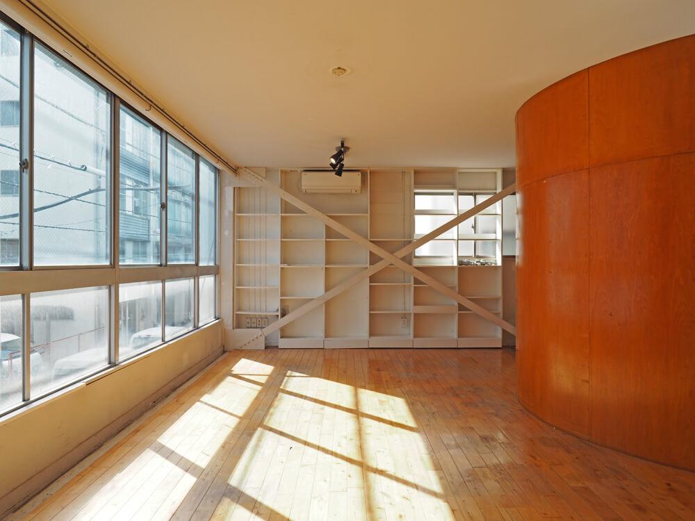 中央区東日本橋の賃貸物件/曲面の大きな壁が印象的な空間です